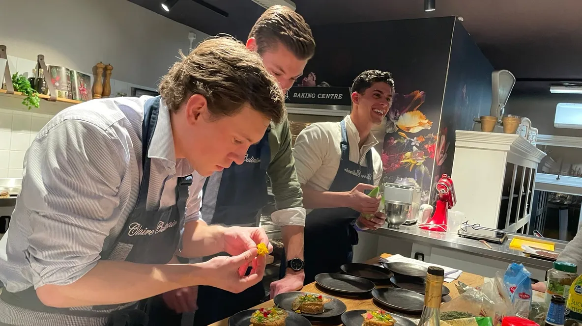 Het team tijdens een kookworkshop