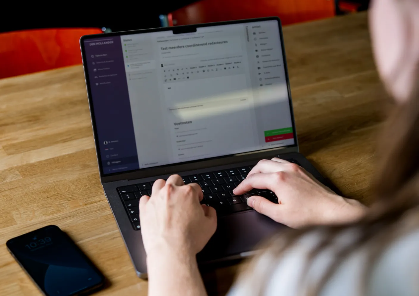 Typen op een laptop