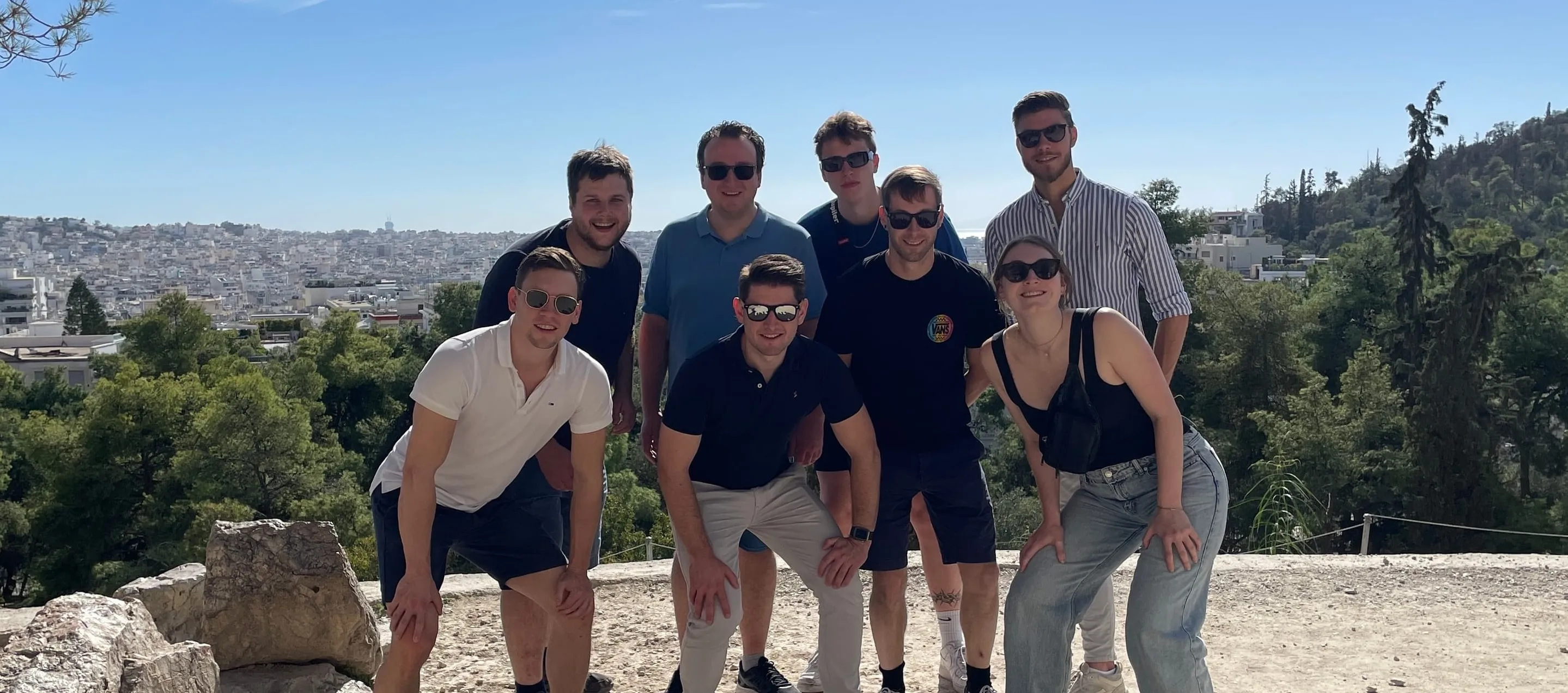 Het team van Dutch Coding Company op een heuvel boven Athene