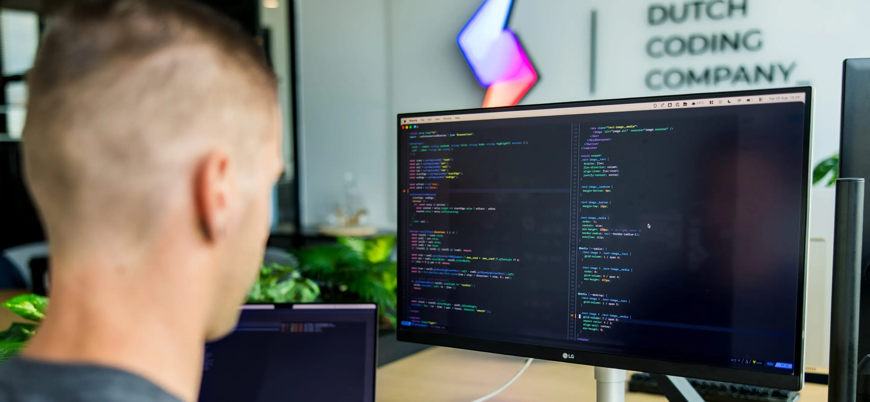 Een developer aan het werk op het kantoor van Dutch Coding Company