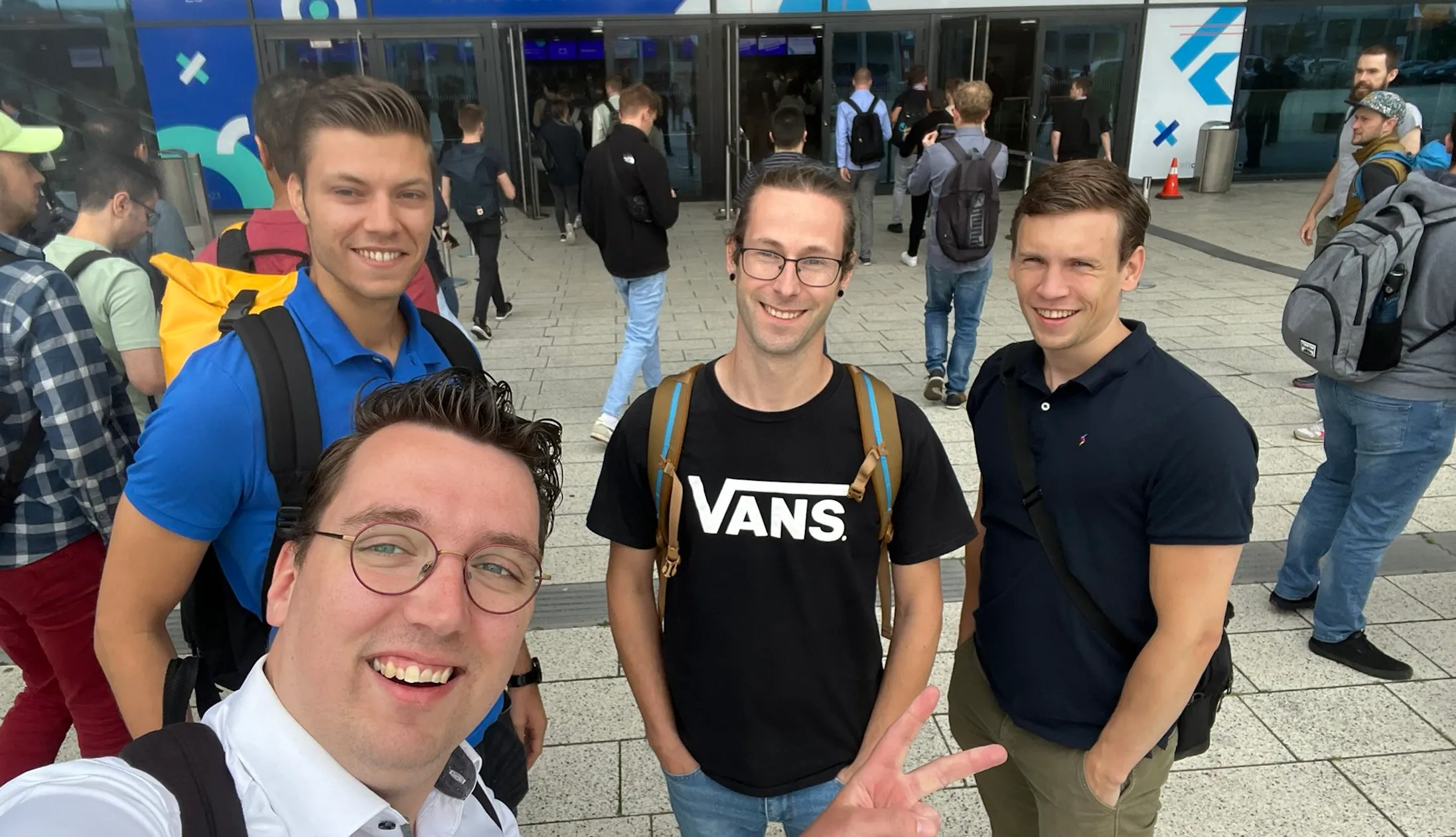 Het flutter team voor de ingang van Fluttercon 2023