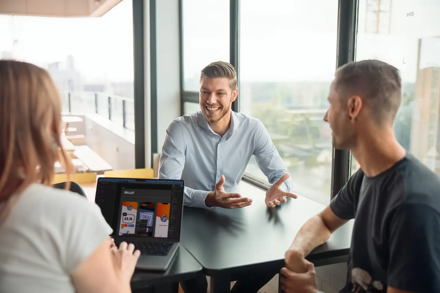 Het team van Dutch Coding Company in overleg op kantoor
