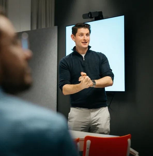 Glenn geeft een presentatie op een dev meetup