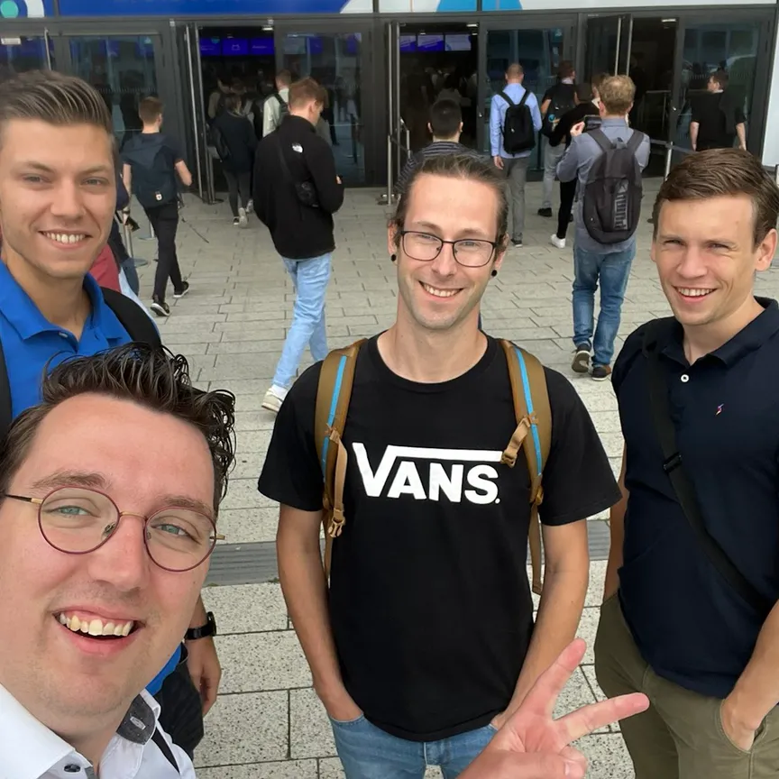 Het flutter team voor de ingang van Fluttercon 2023