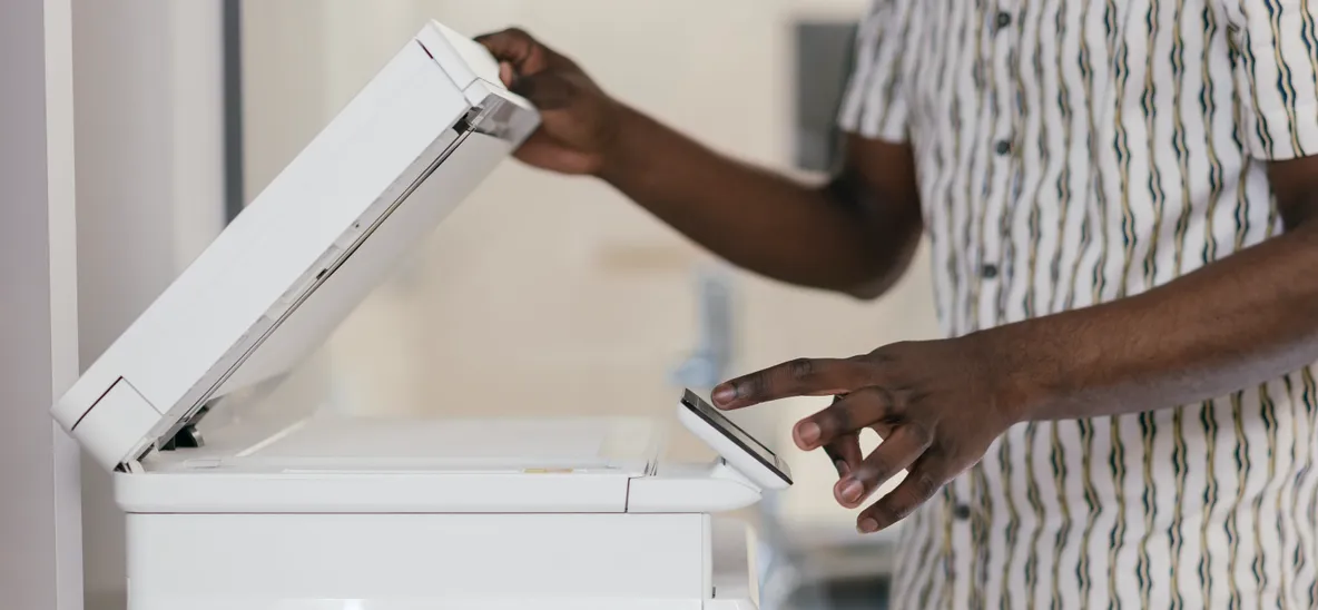 Iemand gebruikt een printer