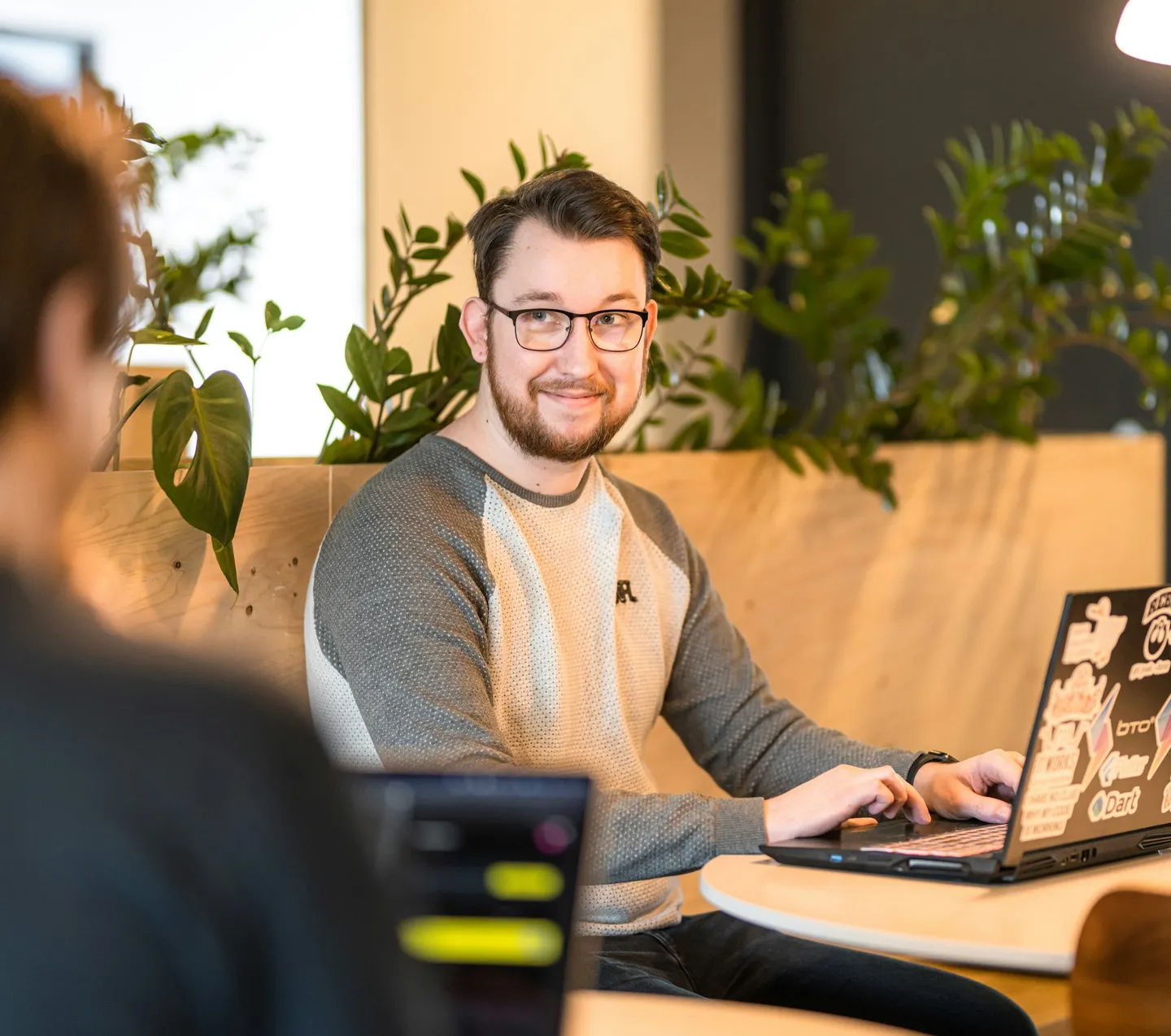 Een ontwikkelaar aan het werk op een laptop