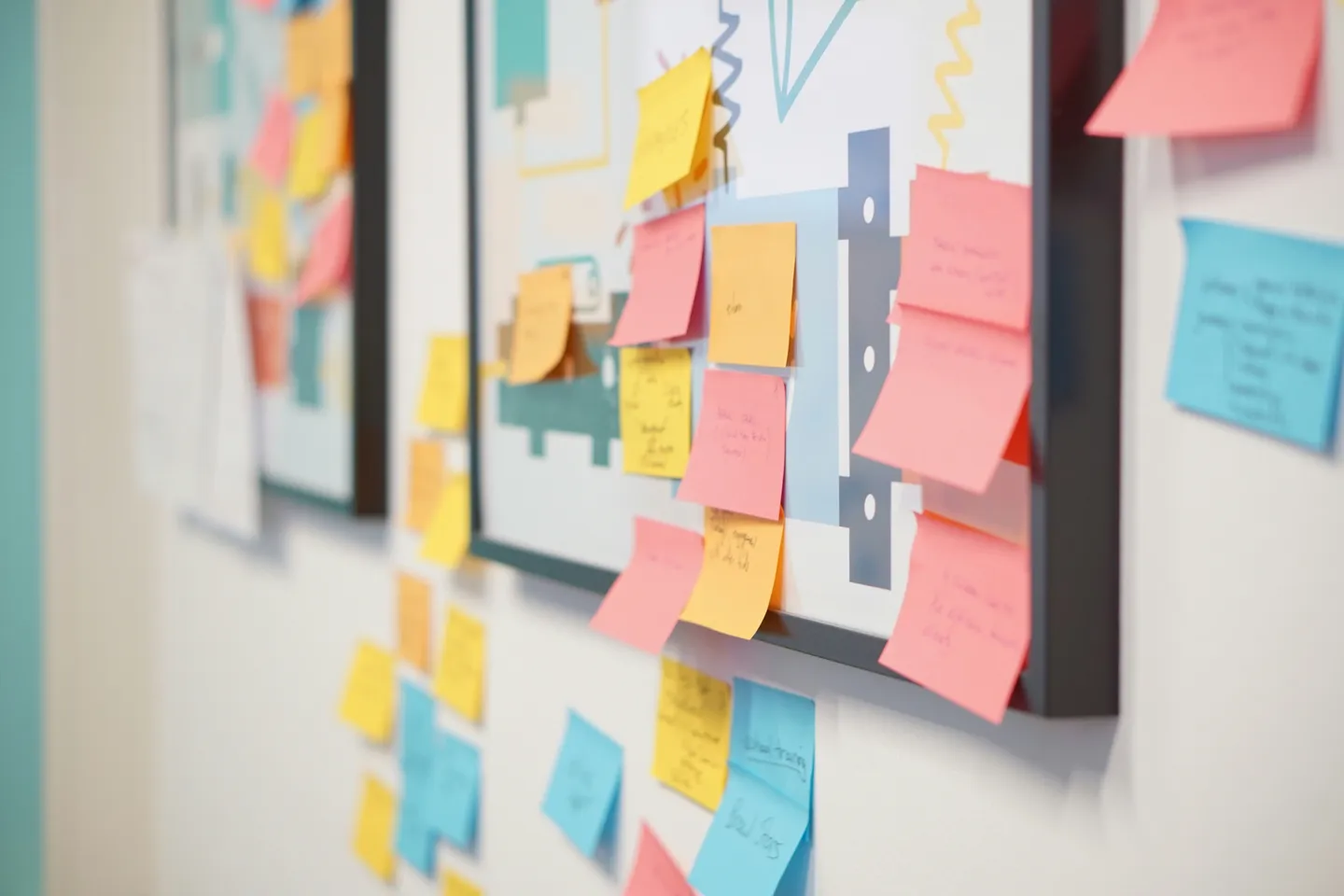 Post-its op een muur tijdens een strategie brainstorm