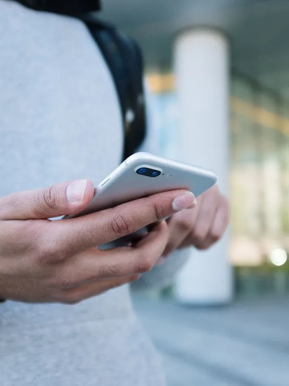 Iemand print onderweg vanaf zijn telefoon
