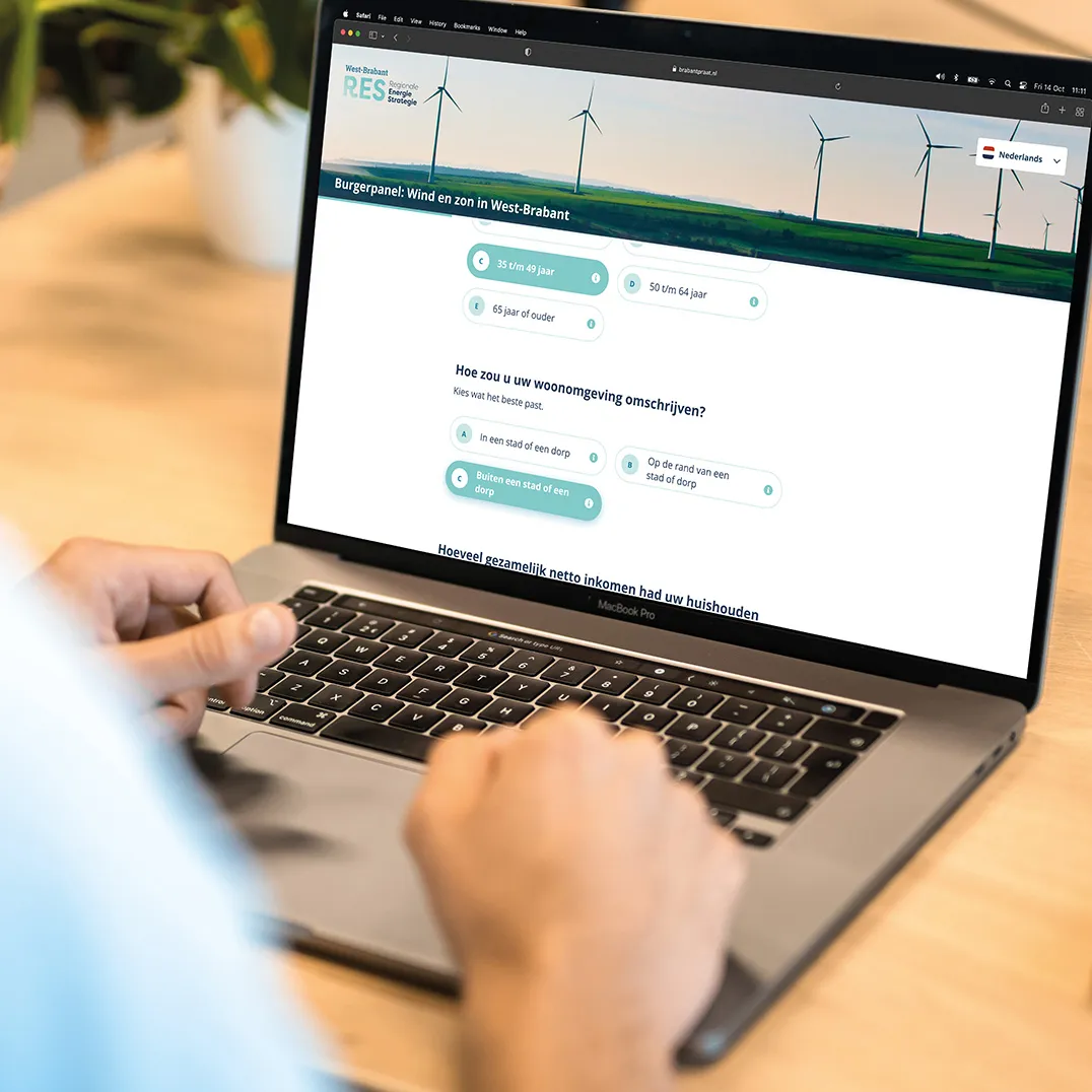 Iemand vult op een laptop een online enquête in