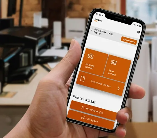 Een hand houdt een telefoon met een printapp vast