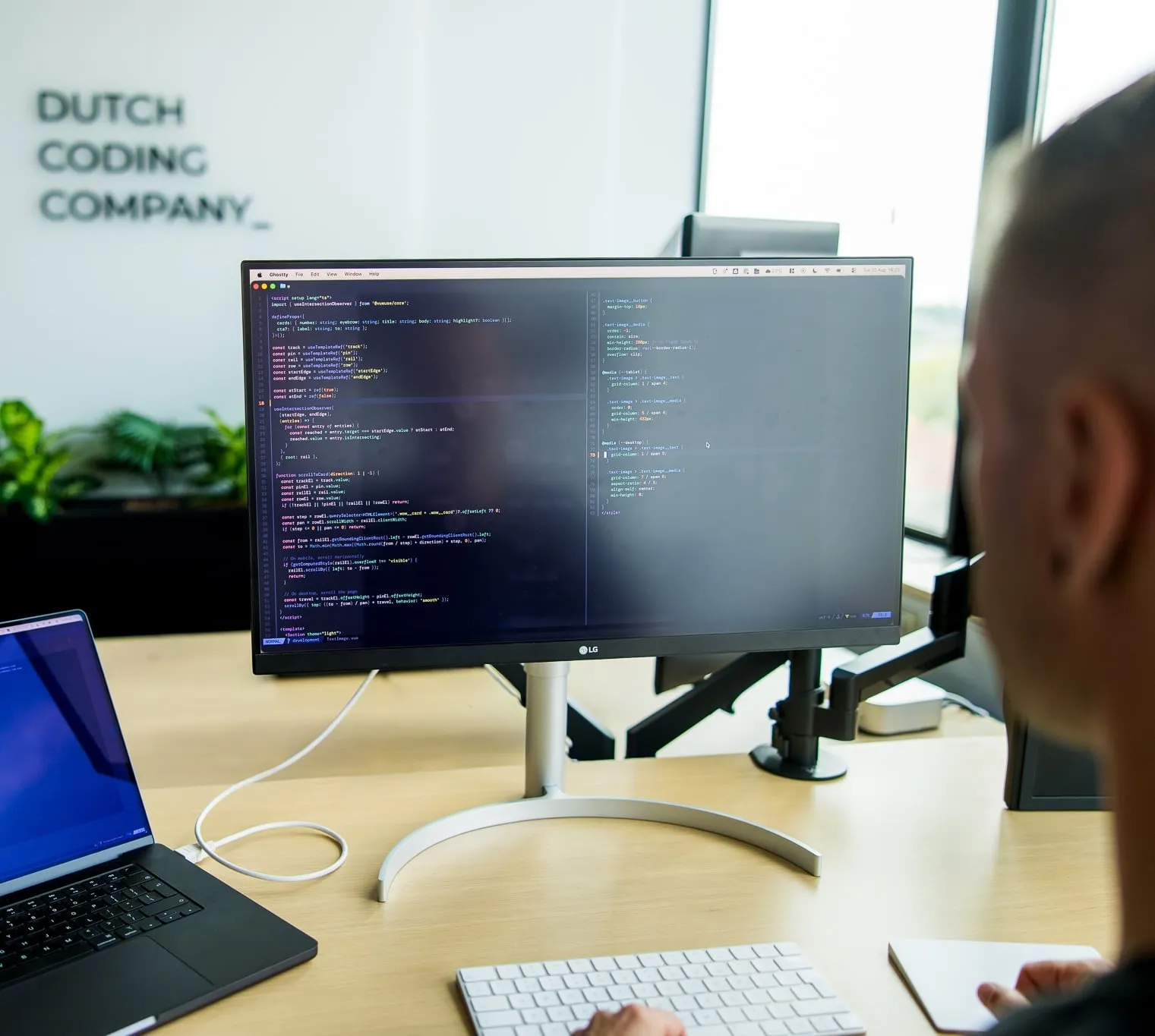 Een collega van Dutch Coding Company is aan het werk