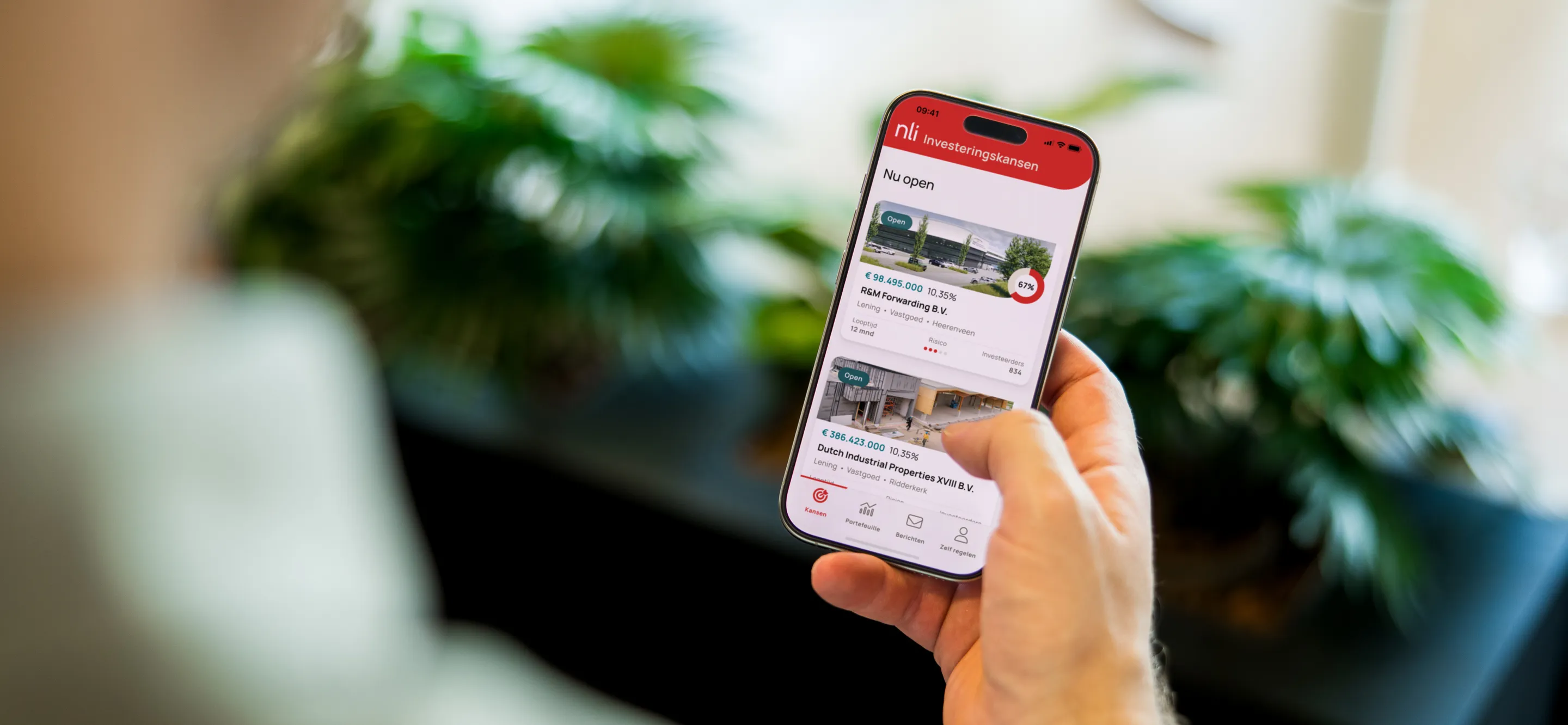 Iemand houdt een smartphone vast met een app op het scherm